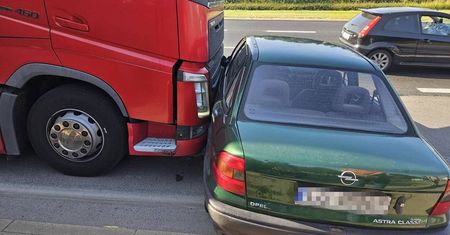Zderzenie ciężarówki i opla podczas zmiany pasa ruchu. Czyja wina? To ustalą policjanci