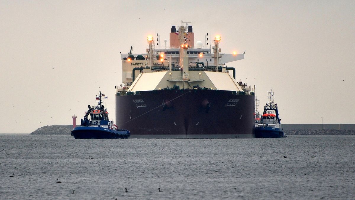 Pierwszy gazowiec z Kataru w terminalu LNG w Świnoujciu Swinoujscie, 11.12.2015    Metanowiec Al Nuaman z katarskim gazem wplynal do Swinoujscia. Gigantyczna jednostka o dlugosci ponad 315 m dostarczyla ponad 200 tys. m3. skroplonego paliwa, tj. ok. 120 mln m3 gazu ziemnego.     Statek wyruszyl w rejs 20 listopada z katarskiego portu Ras Laffan. Kolejny transport zaplanowany jest w lutym 2016 roku.    Byla to pierwsza, historyczna dostawa LNG do Polski, ktora posluzy do schlodzenia i rozruchu terminala LNG.