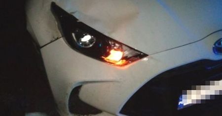 Pieszy ubrany w ciemne kolory został potrącony przez kierowcę Toyoty. Mężczyzna nie miał elementów odblaskowych