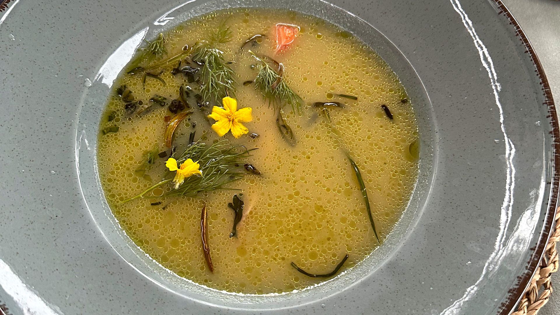 Lekkie, warzywne zupy wspierają nawodnienie organizmu.