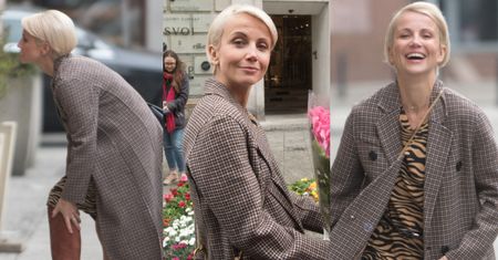 Rozweselona Katarzyna Zielińska gubi kozaki w drodze na święto kwiatów