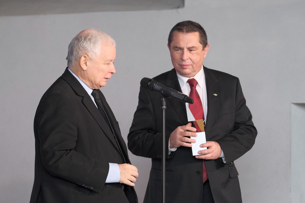 Jarosław Kaczyński i Bronisław Wildsten podczas X Kongresu Polska Wielki Projekt. Barbara Nowacka pyta: gdzie dystans i maseczki?