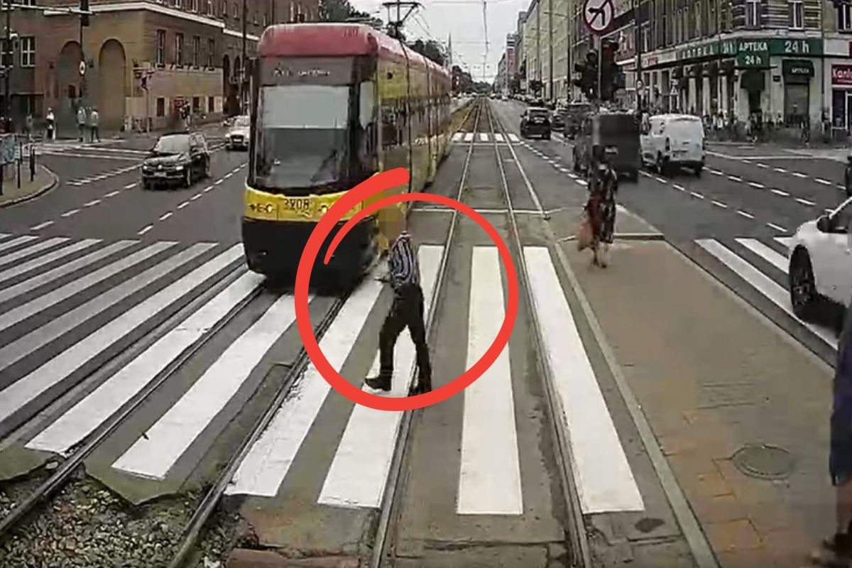 Niemal wszedł pod tramwaj. Pokazali nagranie. "Smartfonowe zombie"