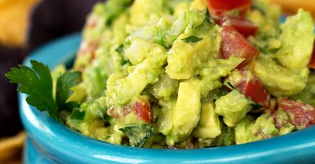 Dodaj do guacamole. Dzięki temu nie zrobi się ciemne