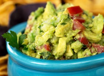 Dodaj do guacamole. Dzięki temu nie zrobi się ciemne