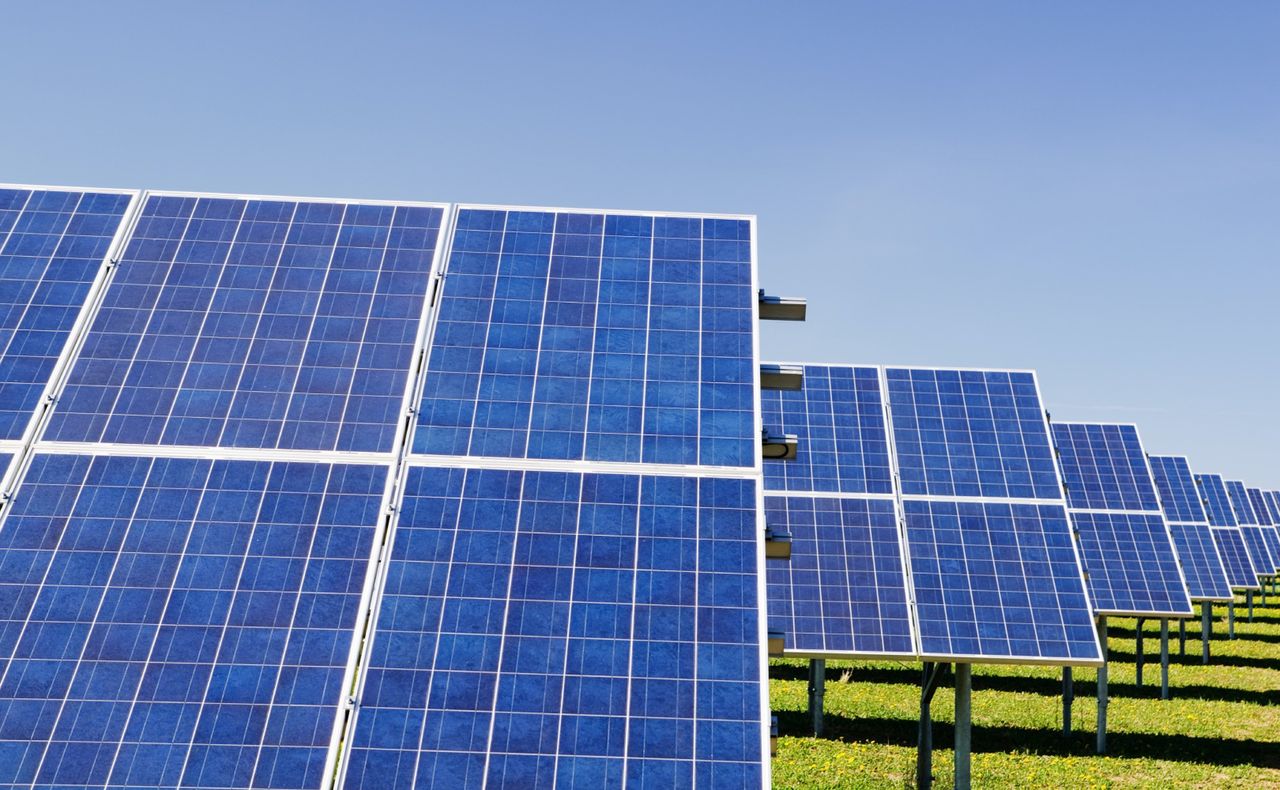 OZE na hamulcu? Branża alarmuje: nowa ustawa zamrozi miliardy i rynek