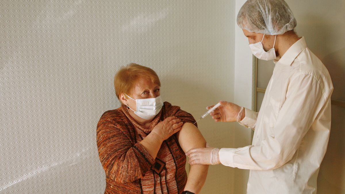 Szczepionka miałaby nadal być darmowa, ale za szczepienie trzeba byłoby zapłacić - taki pomysł pojawił się w rządzie