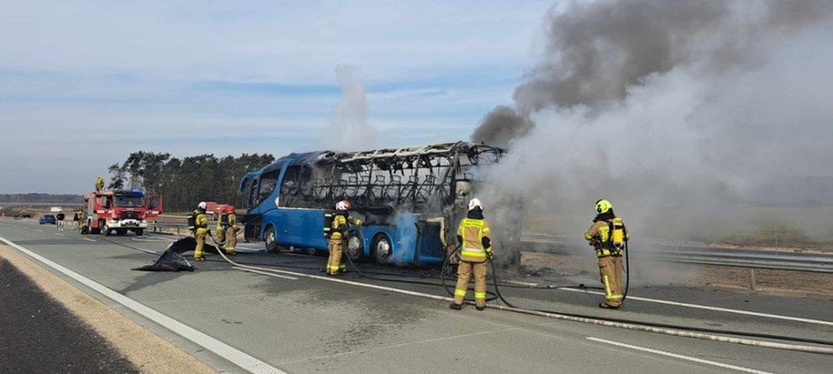 Pożar autokaru z uczniami na autostradzie A2. Nastolatkowie jechali na wycieczkę do Sejmu