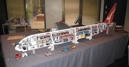 Sterowany za pomocą ekranu dotykowego, oddany z detalami Airbus z Lego