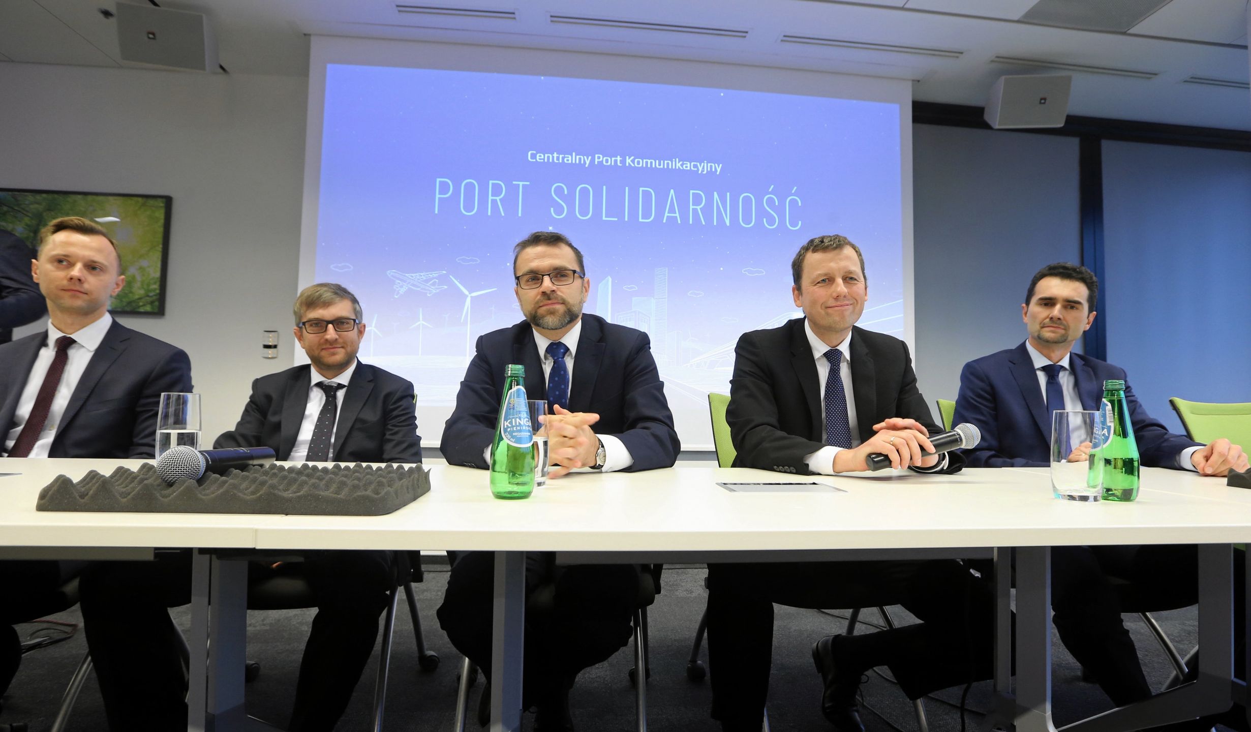 Prezentacja zarządu nowo powołanej spółki CPK w grudniu 2018 r. Od lewej: Michał Wrona, Dariusz Sawicki, Jacek Bartosiak (ówczesny prezes spółki), Mikołaj Wild (wówczas pełnomocnik rządu ds. CPK), Piotr Malepszak