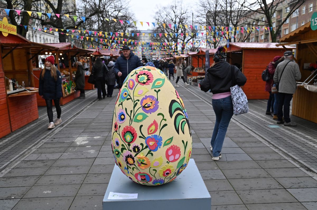 Szczecin, 06.04.2022. W Alei Kwiatowej w Szczecinie, po przerwie spowodowanej pandemią, 6 bm. rozpoczął się pięciodniowy Jarmark Wielkanocny. Goście Jarmarku będą mogli zrobić zakupy, zjeść coś smacznego i wziąć udział w animacjach i warsztatach. (mb/amb) PAP/Marcin Bielecki