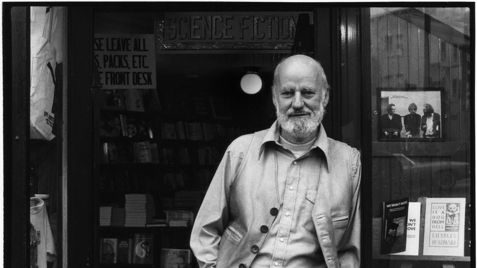 Lawrence Ferlinghetti w drzwiach swojej  słynnej księgarni-oficyny City Lights