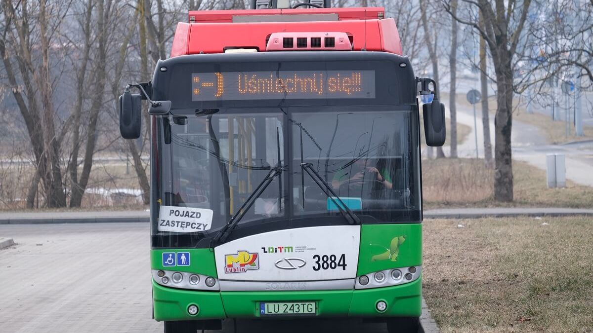 Trolejbus z napisem „Uśmiechnij się”