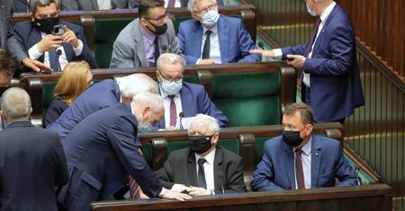 Lex TVN. Obrady odroczone! Nietęgie miny Kaczyńskiego i spółki
