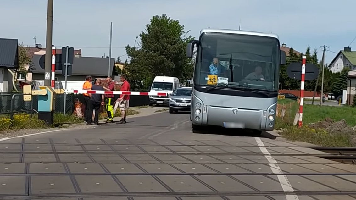 Takie zachowanie to szczyt bezmyślności. Nawet jeśli na miejscu nie ma policji, mandat może trafić do kierowcy