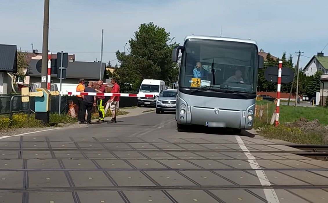 Autobus pełen dzieci ominął zamknięte zapory. Niedługo potem przejechał pociąg