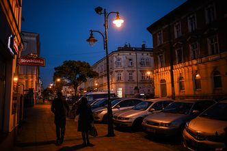 Ciemniej w mieście, bo szukają oszczędności. Mieszkanka poskarżyła się do RPO