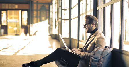 Technologie ułatwiające podróżowanie i zwiedzanie. Z czego warto korzystać?