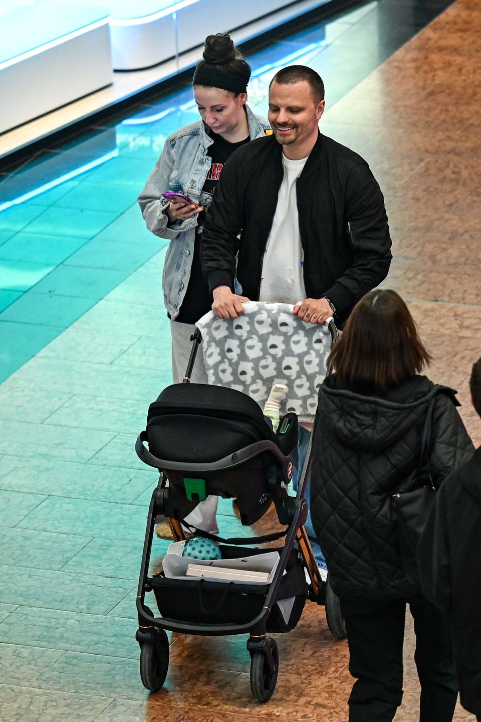 Marcin Hakiel i Dominika Serowska z synem na zakupach 