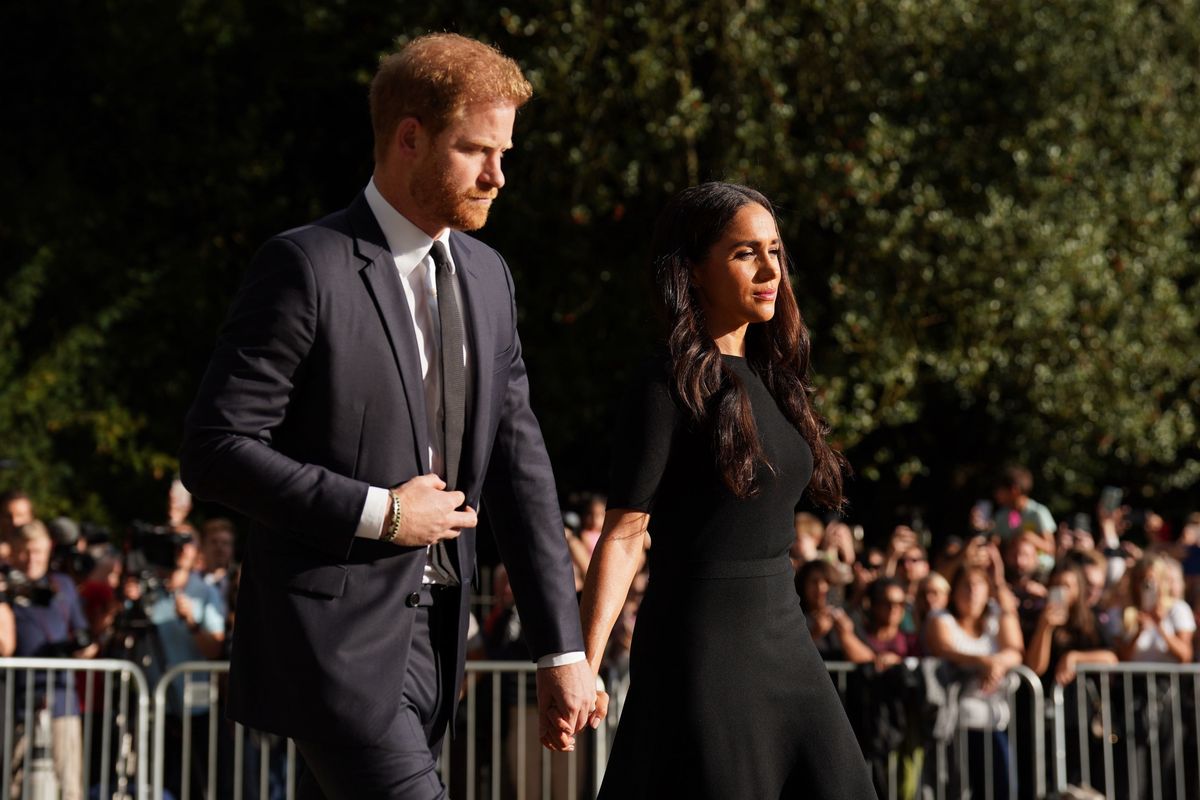 Książę Harry wraz z żoną oglądają kwiaty złożone przez poddanych, Getty Images