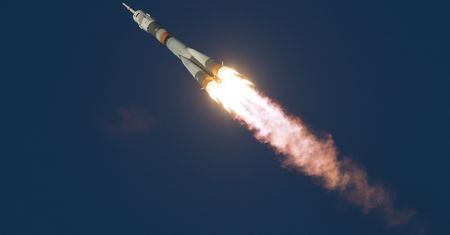 Rosyjski satelita pogodowy w drodze na orbitę. Zobacz zdjęcia ze startu