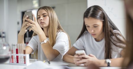 Wielka Brytania zakaże w szkołach telefonów? Ma poprawić to jakość nauczania