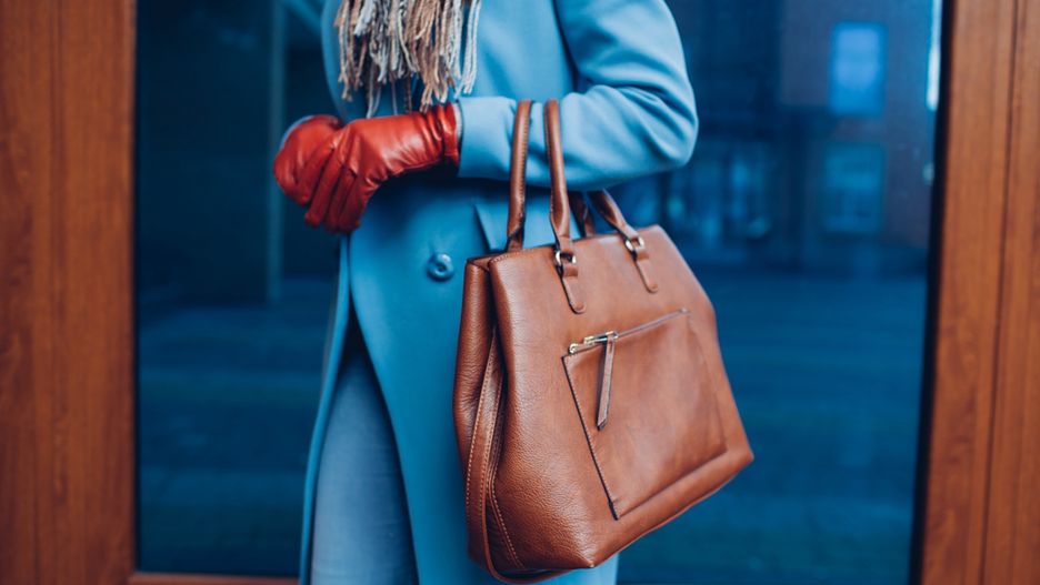 Shopper bag, pojemna ze skóry, rekawiczki, błękitny płaszcz, wiosenny płaszcz
