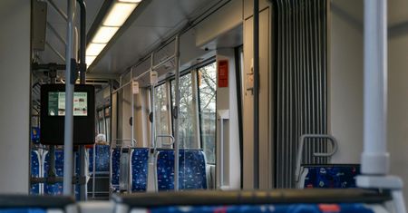 Brutalne pobicie w tramwaju. "Dwóch napastników uciekło"