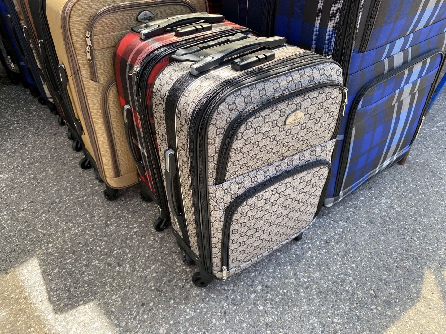 Walizki i torby podróżne na kieleckich bazarach