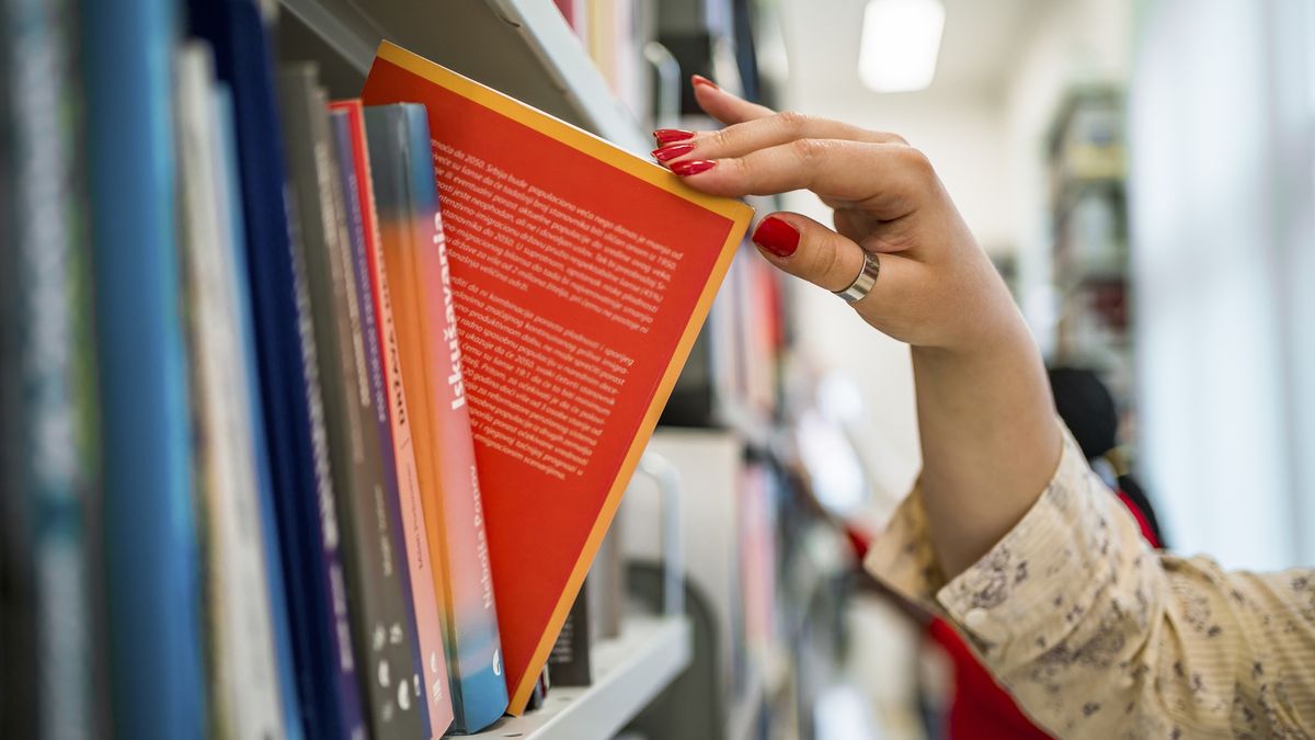 Woman's hand picking a book from a library bookshelf
Woman's hand picking a book from a library bookshelf
LordHenriVoton