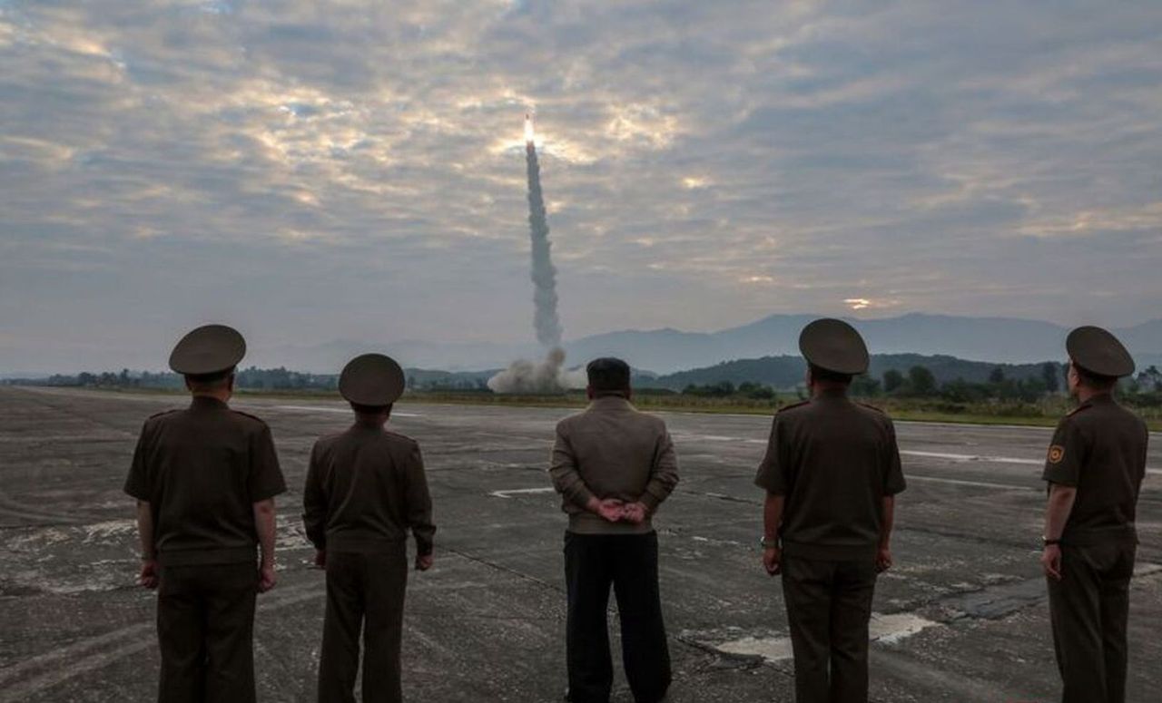 Kim Dzng Un personally supervised the ballistic missile test