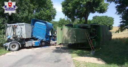 Radków: Ciężarówką uderzył w kombajn. Maszyna przewróciła się na bok