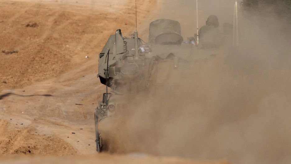 Israeli soldiers drive in a tank at a position near the border with the Gaza Strip, in southern Israel, 02 December 2023. The Israel Defense Forces (IDF) announced on 02 December they struck over 400 targets throughout the Gaza Strip over the past day, adding that Israeli Air Force (IAF) fighter jets struck over 50 targets in the Khan Yunis area overnight. Israeli forces hit targets in the Gaza Strip after a week-long truce expired on 01 December. More than 15,000 Palestinians and at least 1,200 Israelis have been killed, according to the Gaza Government media office and the Israel Defense Forces (IDF), since Hamas militants launched an attack against Israel from the Gaza Strip on 07 October, and the Israeli operations in Gaza and the West Bank which followed it. EPA/ATEF SAFADI Dostawca: PAP/EPA.