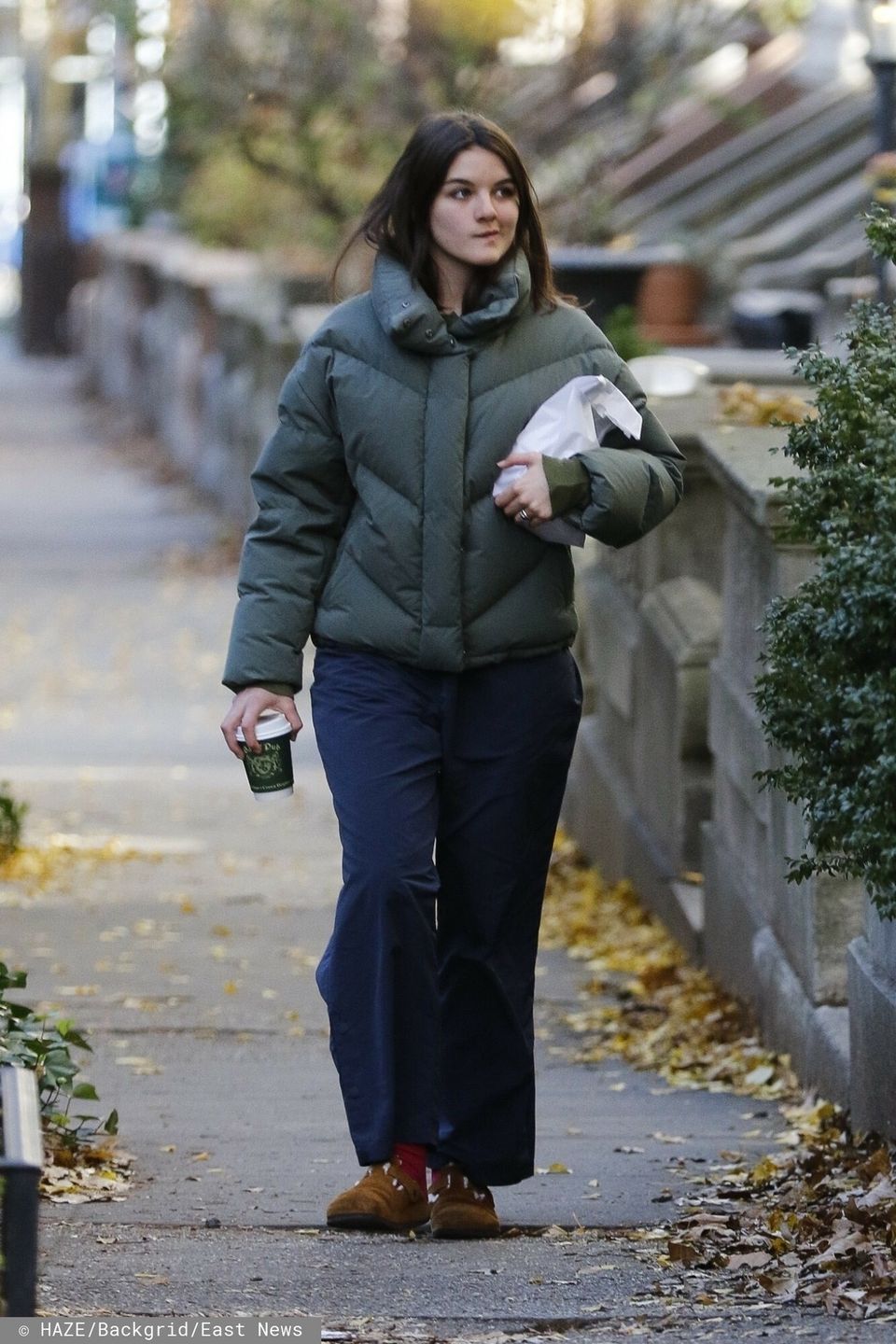 Suri Cruise mknie ulicą Nowego Jorku