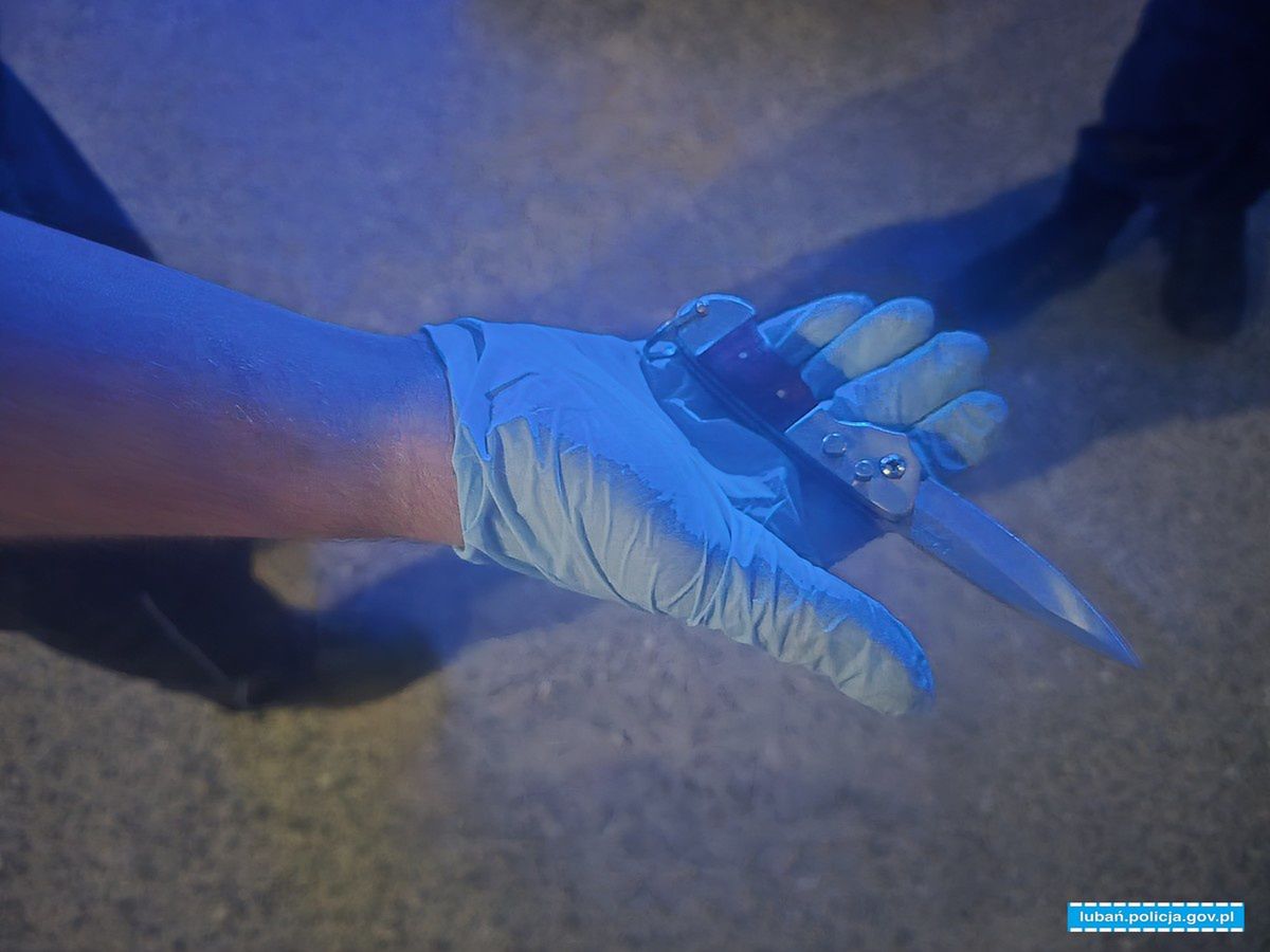 Zaatakował nożem ratowników medycznych. 70-latek trafił do aresztu