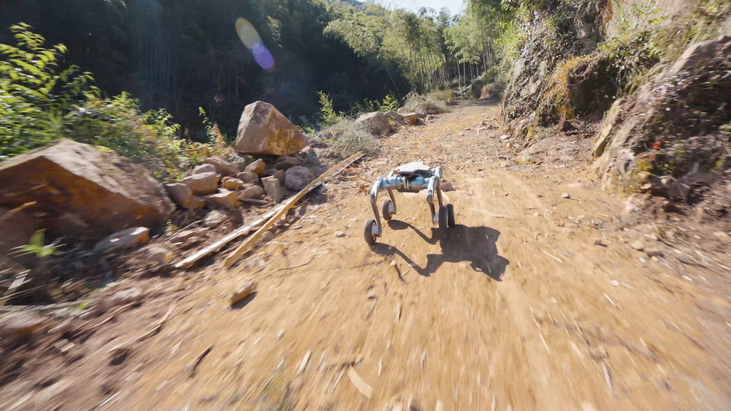 Nowe psy-roboty Q-UVG od Deep Robotics. Uzbrojone w broń i AI