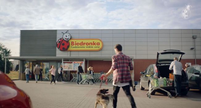 Biedronka muzycznie reklamuje nową promocję „Ale tydzień”. "Nieudolna przeróbka hitu"