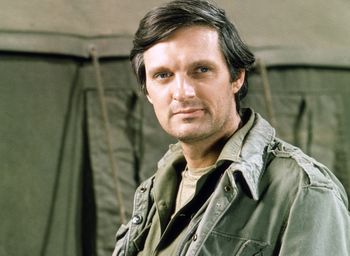 Alan Alda ma 90 lat. Tak dziś wygląda gwiazda serialu "MAS*H"