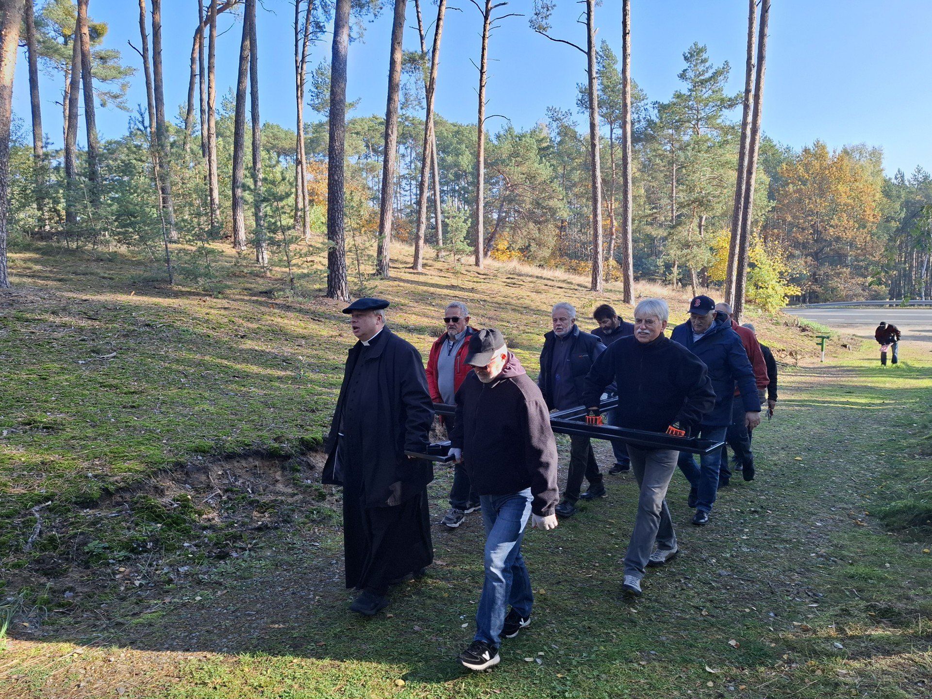 Emerytowani kolejarze skupieni wokół Kolejowej Izby Tradycji działającej na Dworcu Głównym w Toruniu ustawili nowy krzyż w miejscu katastrofy kolejowej pod Otłoczynem. Stary krzyż drewniany, który pojawił się w tym miejscu już we wrześniu 1980 roku, a więc tu po katastrofie, praktycznie się rozpadł.