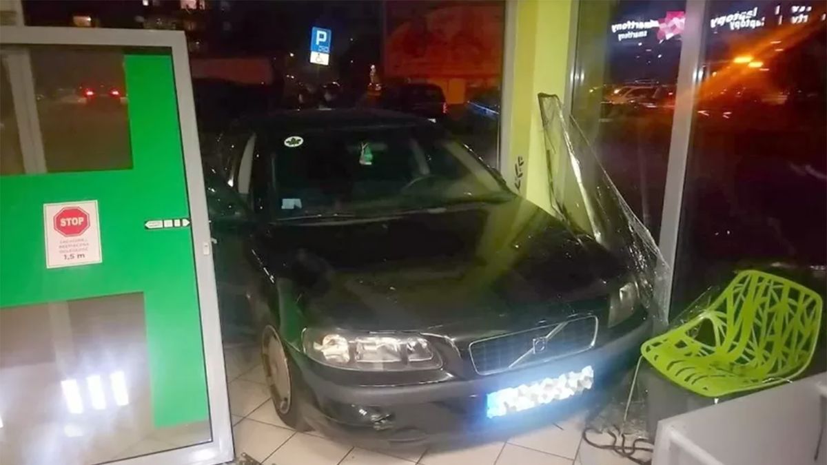 18-latka pomyliła gaz z hamulcem i wjechała do apteki