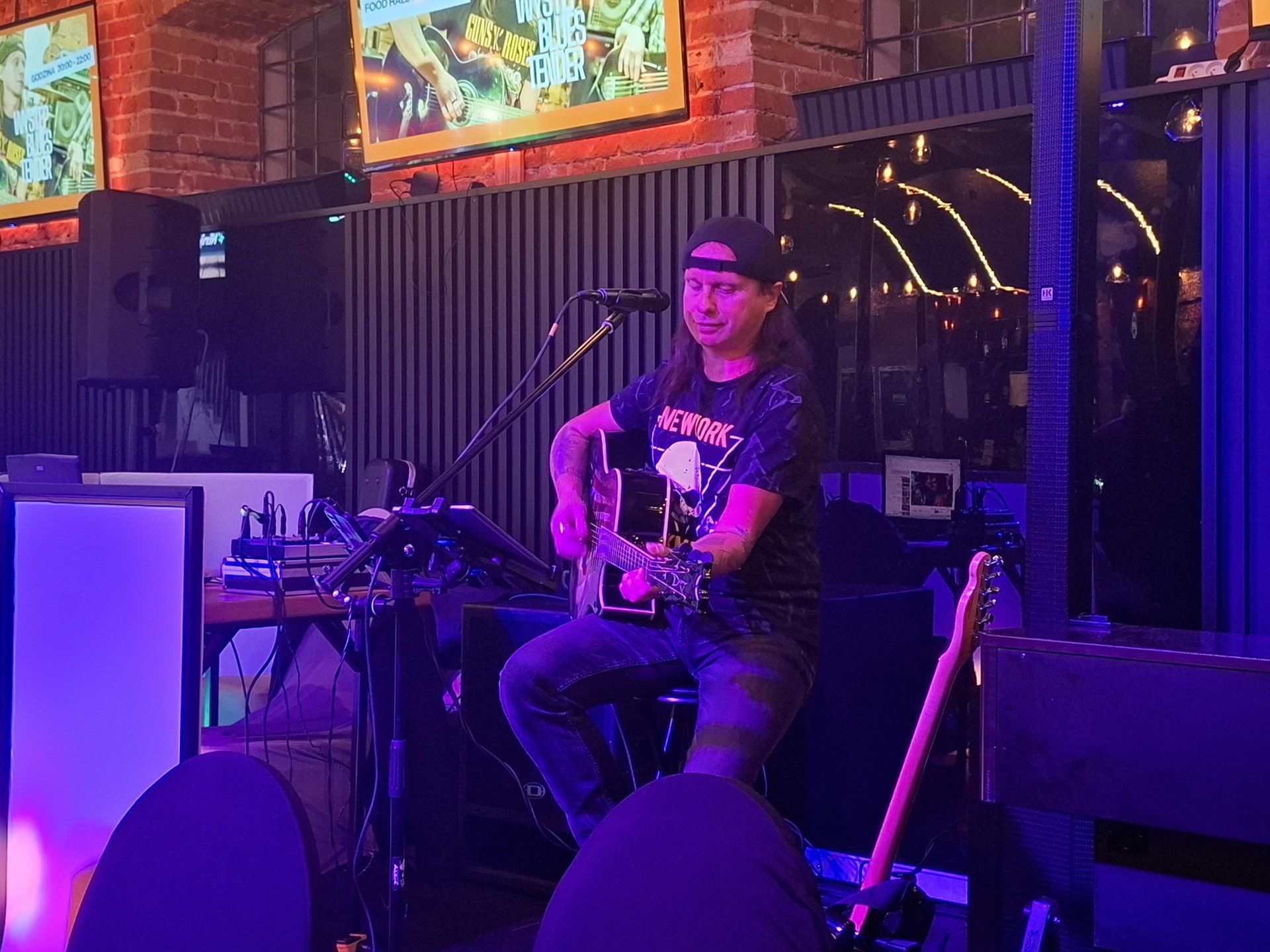 Blues Tenders, czyli jednoosobowy zespół oczarował publikę zgromadzoną w Food Hall Focha 15.