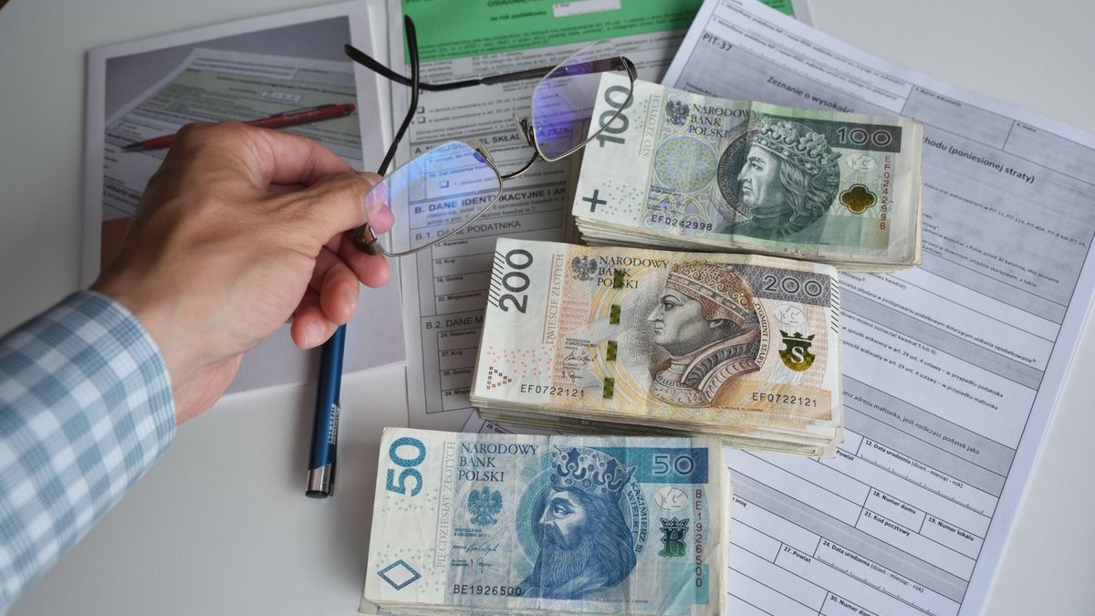 Stock Bart?omiej Magierowski
Fot. Bartlomiej Magierowski/East News. Wroclaw 7.05.2024. Formularz PIT-36 i PIT-37, dlugopis, gotowka, rozne banknoty. Rozliczenie podatkowe.
Bartlomiej Magierowski