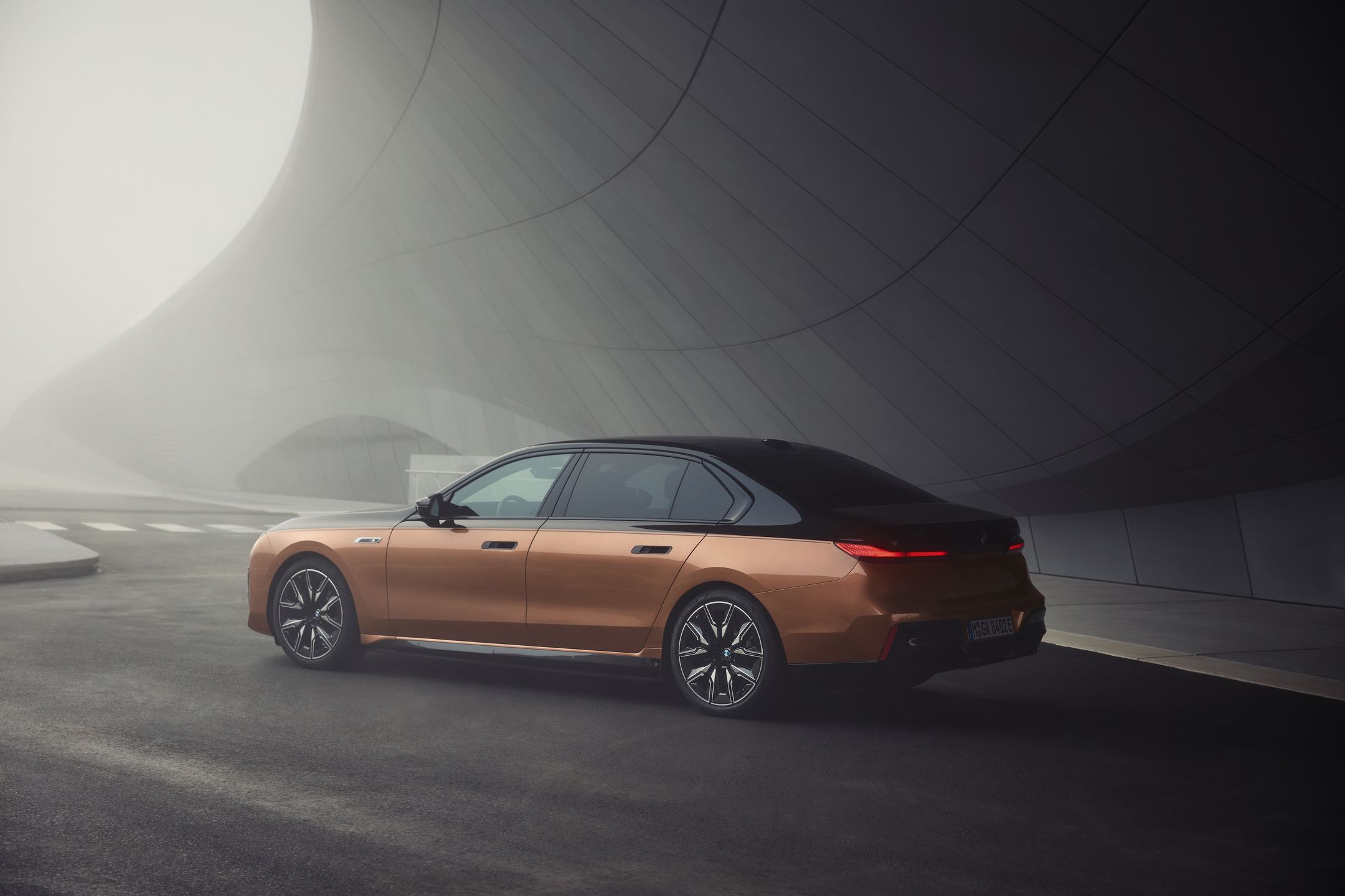 BMW i7 M70