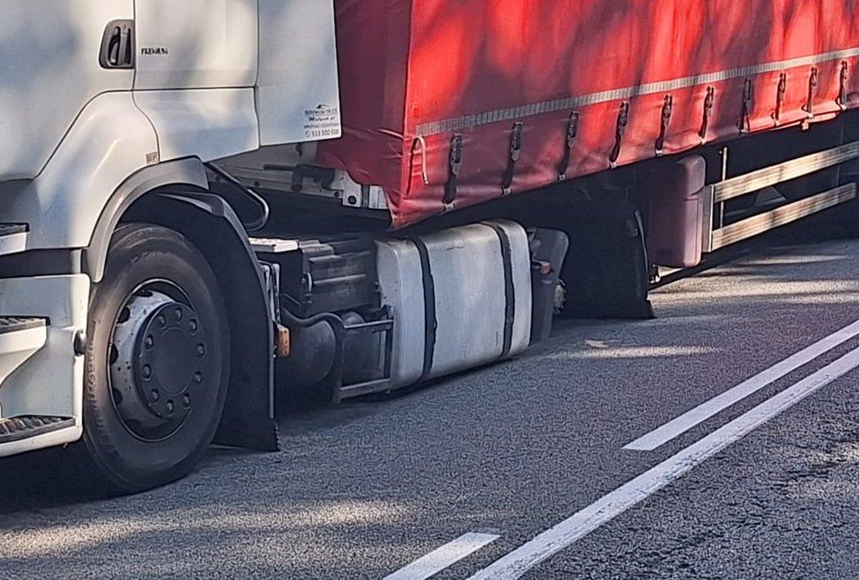 Ciężarówka, z której odpadło koło