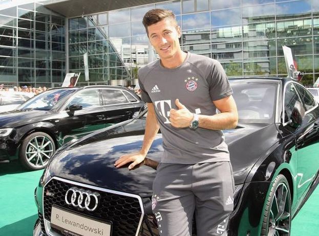 Lewandowski dostał kolejny samochód ZA DARMO!