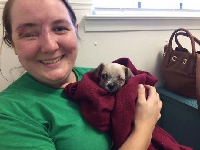 Kobieta, która straciła oko w strzelanie, adoptuje szczególnego psiaka