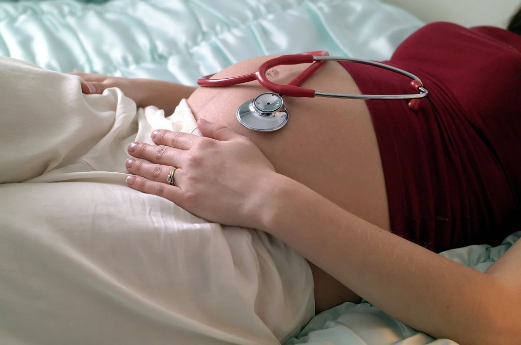 Zielone wody płodowe - przyczyny i konsekwencje