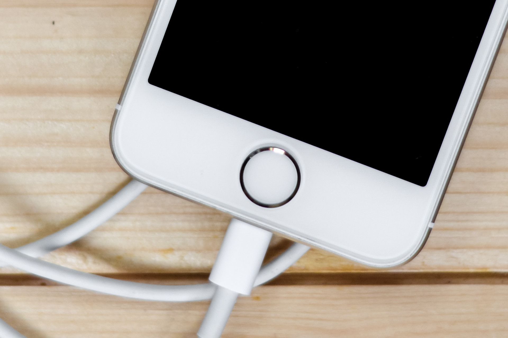 Coś za coś. iPhone 12 zamiast ładowarki ma mieć przewód, który nie popsuje się od patrzenia 1