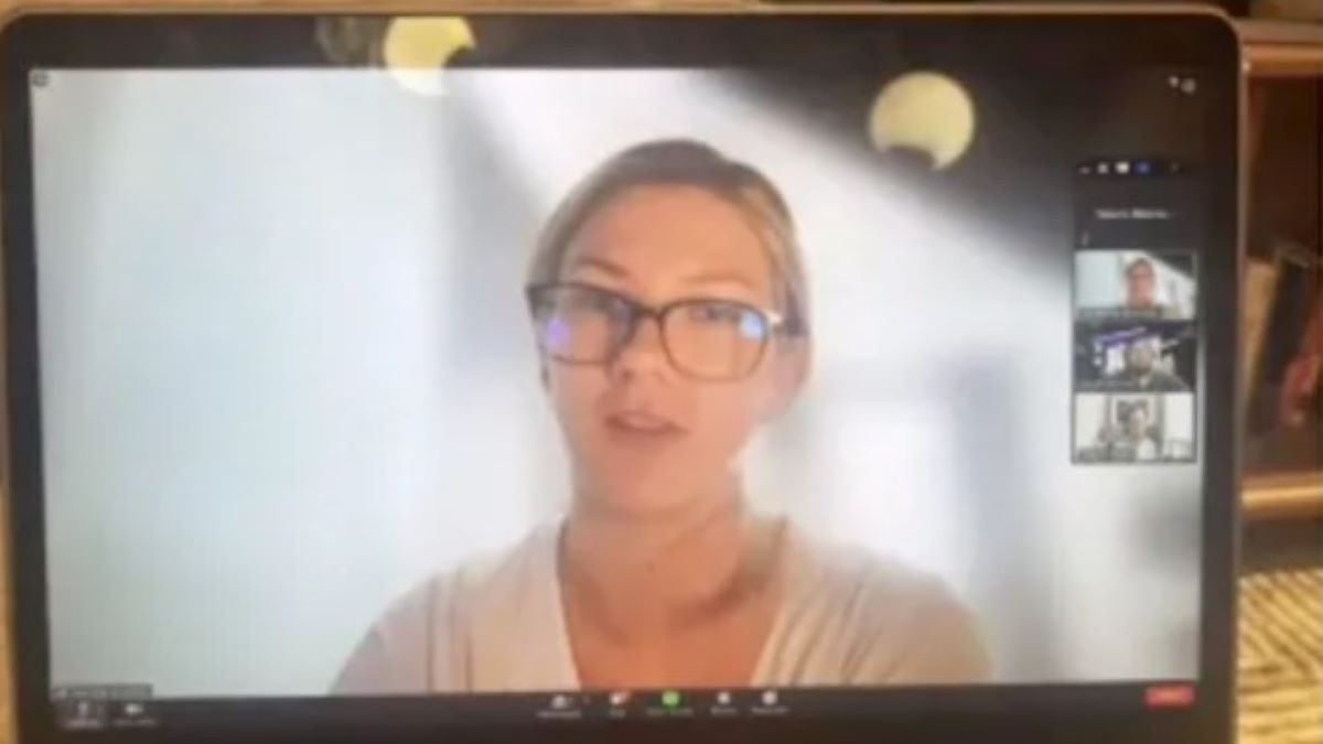 Pracownica zaliczyła wpadkę podczas rozmowy z dyrektorem 