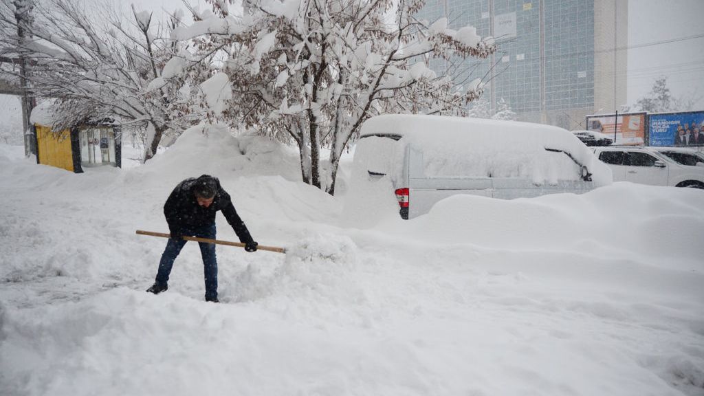 Gdyński kierowca musi zapłacić karę, choć parking był nieodśnieżony
